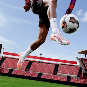 Chaussures de soccer à crampons pour terrain ferme ULTRA 5 ULTIMATE Homme, PUMA White-PUMA Black-Glowing Red, extralarge